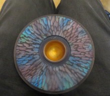 The dish rim textured and coloured